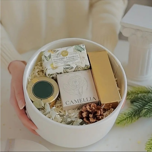 NIB Camellia Fragrance Wax Pendant - Picture 3 of 9